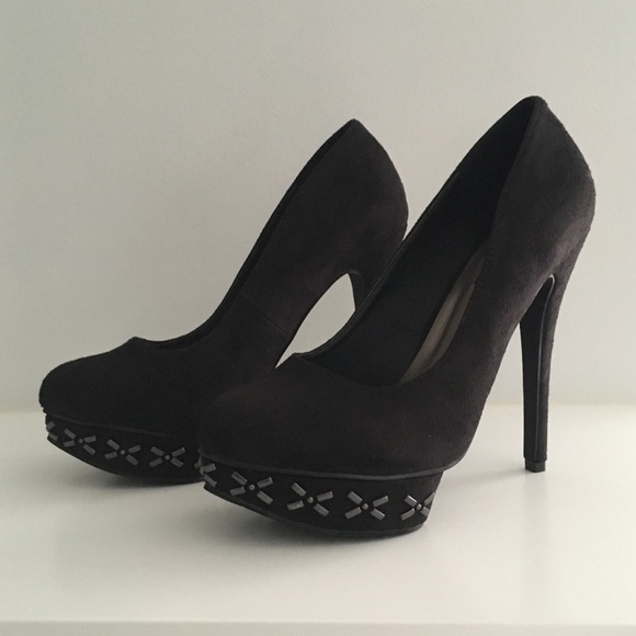 Black Pump with Stud Detail and Island Platform - Picture 2 of 6